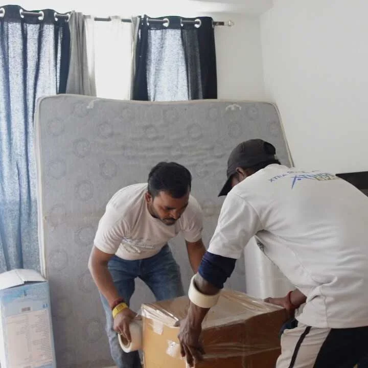 labour moving items door to warehouse